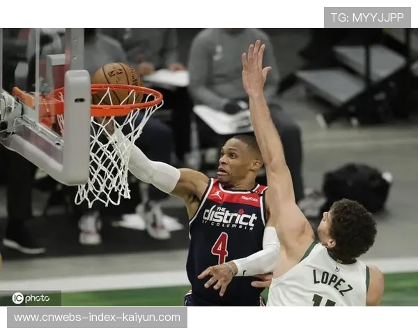 字母哥与母亲同框照片感动千万网友